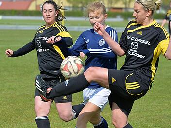 SC Adelsdorf - Hammerbacher SV: Alina Erban (links) und Jana Scheidig, die hier eine G&auml;stespielerin in die Zange nahmen, steuerten je einen Treffer zum 7:0-Kantersieg bei. Foto: Picturedreamss