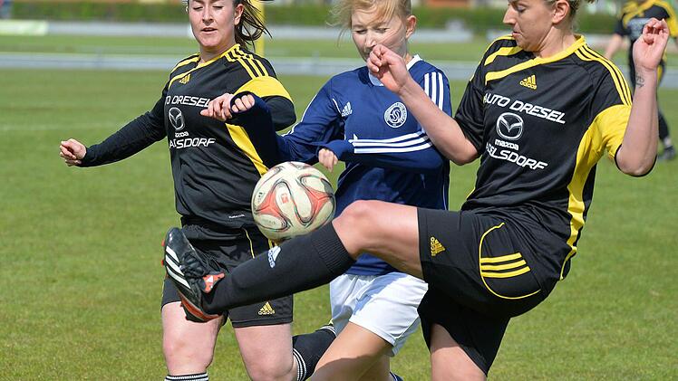 SC Adelsdorf - Hammerbacher SV: Alina Erban (links) und Jana Scheidig, die hier eine G&auml;stespielerin in die Zange nahmen, steuerten je einen Treffer zum 7:0-Kantersieg bei. Foto: Picturedreamss