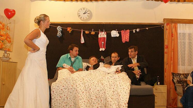 Die Braut ist sauer - die Herren im Bett! Foto: Stefan Motschenbacher