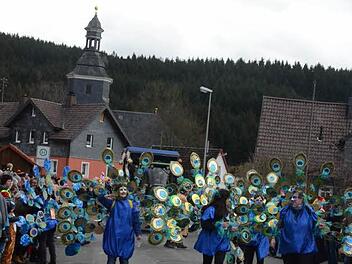 Sie waren eine Augenweide, die Pfauen von der Burgstraße (Renate Barnickel) Rothenkirchen Foto: Karl-Heinz Hofmann