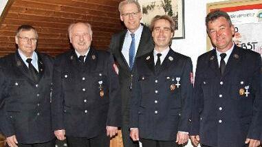 Nach der Wahl von Vorstand und Kommandanten (von links): Erster Vorsitzender Erwin Schmidt, Schriftführer Jürgen Reichelsdorfer,Bürgermeister German Hacker, Gerhard Heger (Zweiter Vorsitzender und auch Erster Kommandant ), Michael Winkelmann (Zweiter Kommandant) und Kassier Walter Winkelmann Foto: Richard Sänger