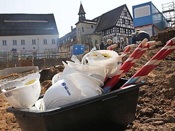Helme und Spaten für den offiziellen Beginn des Seniorenheim-Neubaus liegen bereit.  Foto: Josef Hofbauer