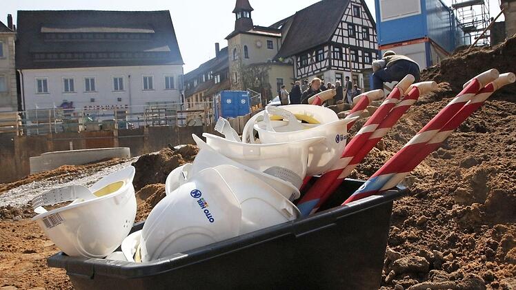Helme und Spaten für den offiziellen Beginn des Seniorenheim-Neubaus liegen bereit.  Foto: Josef Hofbauer