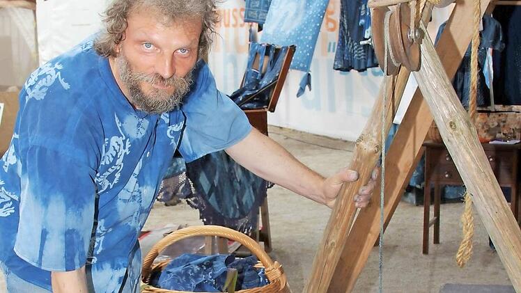 Blaudrucker Hartmut Thielemann zeigt bei den "Schlosshoftagen" das F&auml;rben mit Indigoblau. Foto: pr