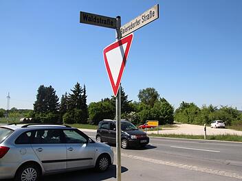 Mit dem Baugebiet Pointäcker Süd kommt eine Entschärfung der Verkehrssituation in der Baiersdorfer Straße. An der Einmündung zur Waldstraße wird ein Kreisverkehr entstehen. Foto: Ekkehard Roepert