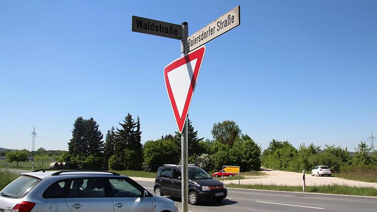 Mit dem Baugebiet Pointäcker Süd kommt eine Entschärfung der Verkehrssituation in der Baiersdorfer Straße. An der Einmündung zur Waldstraße wird ein Kreisverkehr entstehen. Foto: Ekkehard Roepert