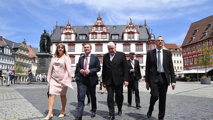 Auf dem Weg zum Rathaus. Foto: Ronald Rinklef