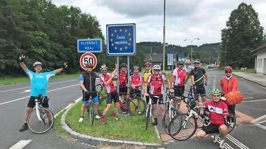 An der Grenze zu Tschechien sind alle Radler wohlauf, der Grenzübertritt macht sichtlich Spaß. Fotos: privat
