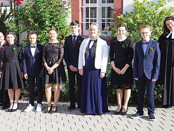 In Ludwigsstadt feierten sieben junge evangelische Christen das Fest der Konfirmation. Das Bild zeigt diese gemeinsam mit Pfarrerin Rebekka Pöhlmann (rechts) und Jugendreferent Sascha Fritsche (links). Foto: privat