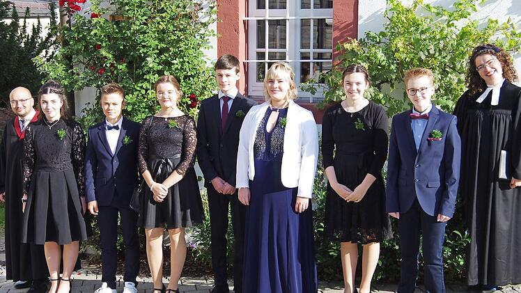 In Ludwigsstadt feierten sieben junge evangelische Christen das Fest der Konfirmation. Das Bild zeigt diese gemeinsam mit Pfarrerin Rebekka Pöhlmann (rechts) und Jugendreferent Sascha Fritsche (links). Foto: privat