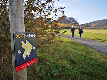 Mit einem kleinen Schild "Dorfrunde" wurde die rund drei Kilometer lange  Dorfrunde um Oberweißenbrunn in den vergangenen Tagen markiert. Foto:  Marion Eckert