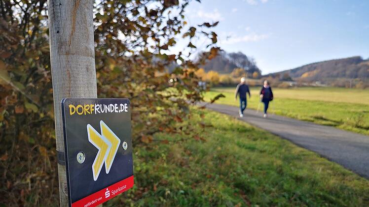 Mit einem kleinen Schild "Dorfrunde" wurde die rund drei Kilometer lange  Dorfrunde um Oberweißenbrunn in den vergangenen Tagen markiert. Foto:  Marion Eckert