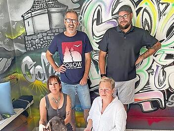 Markus Schielke (Veranstaltungsmacher aus Ipsheim), Martin Rienecker (Veganer Grillexperte) sowie Sandra L&ouml;hlein, Petra Weinert und H&uuml;ndin Heidi von den Tiersch&uuml;tzern aus dem Aischgrund freuen sich auf das vegane Sommerfest.