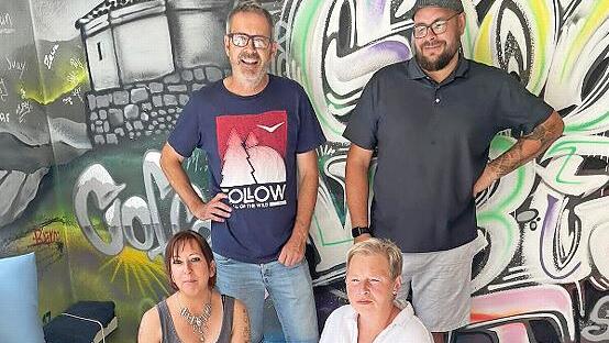 Markus Schielke (Veranstaltungsmacher aus Ipsheim), Martin Rienecker (Veganer Grillexperte) sowie Sandra L&ouml;hlein, Petra Weinert und H&uuml;ndin Heidi von den Tiersch&uuml;tzern aus dem Aischgrund freuen sich auf das vegane Sommerfest.