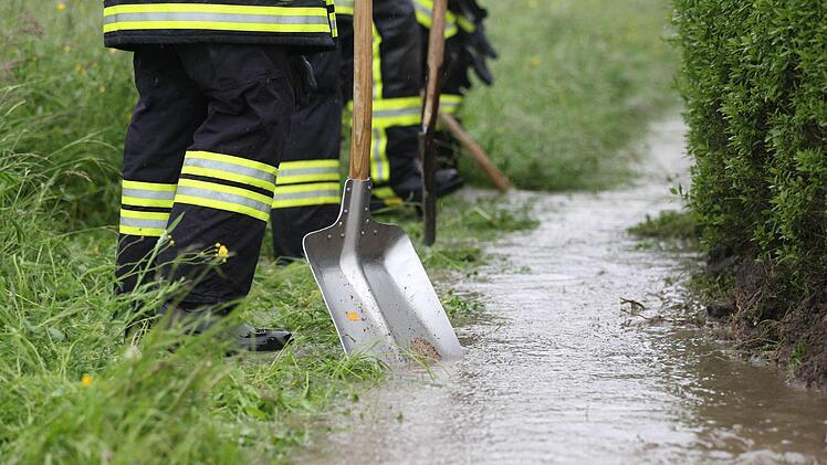 Bereits am Sonntag musste die Feuerwehr ausrücken. Hier in Schammelsdorf drohten Häuser vom aufgestauten Regenwasser überschwemmt zu werden. Foto: News5 / Herse