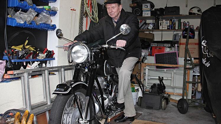 Häufig bastelte Josef Wunder in den Jahren 2000 bis 2005 an seiner Oldtimer-BMW, bis sie in vollem Glanz erstrahlte. Jetzt, auf seine alten Tage, freut er sich sein Prunkstück, seine "Wunder-BMW" ab und zu ausfahren zu können. Foto: Helmut Will