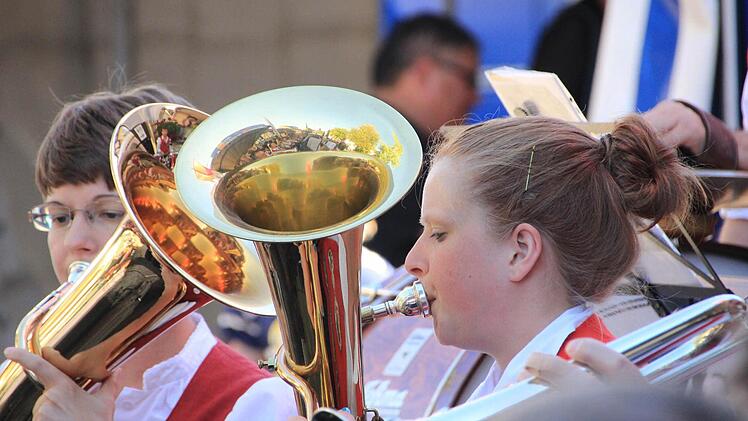 Junge Blasmusikerin.