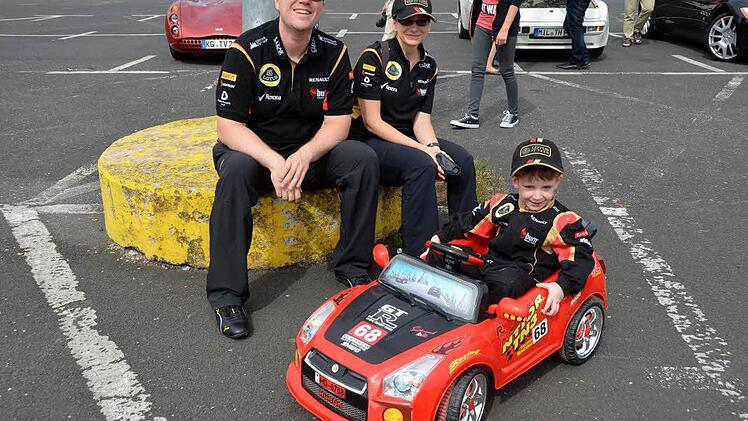 Im passenden Sportwagendress: Familie Mauer mit ihrem 3-jährigen Sohn Frederic im ferngelenkten Plastik-Lotus. Foto: Peter Rauch