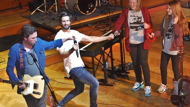 Gitarrist Till Kersting (von links) und Sänger Tom Beck mit den beiden Fans Sarah aus Mannheim und Selina aus Bad Neustadt beim Titelsong "So wie es ist".  Foto: Dobschütz