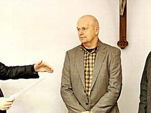 Markus Grüner vereidigt Bernhard Brütting und Oswin Gmelch als Feldgeschworene. Foto: Franz Galster