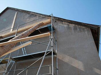 Die städtische Scheune hat eine Notsicherung erhalten. Foto: Heike Beudert