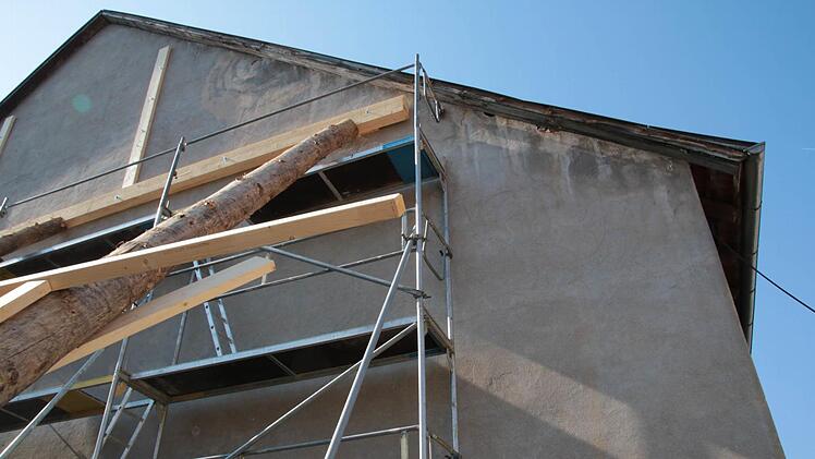 Die städtische Scheune hat eine Notsicherung erhalten. Foto: Heike Beudert