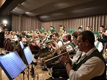 Als besonderer Kenner und Könner der böhmischen Musik bewies sich wieder einmal die Blaskapelle Hofstetten mit Dirigent Klaus Rambacher Foto: Gerold Snater