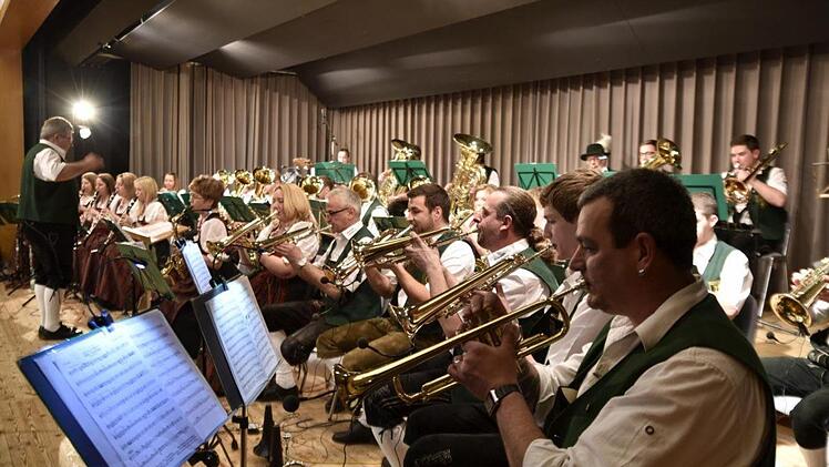 Als besonderer Kenner und Könner der böhmischen Musik bewies sich wieder einmal die Blaskapelle Hofstetten mit Dirigent Klaus Rambacher Foto: Gerold Snater
