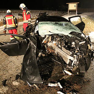 Autofahrerin bei Ahornberg fährt frontal gegen Baum