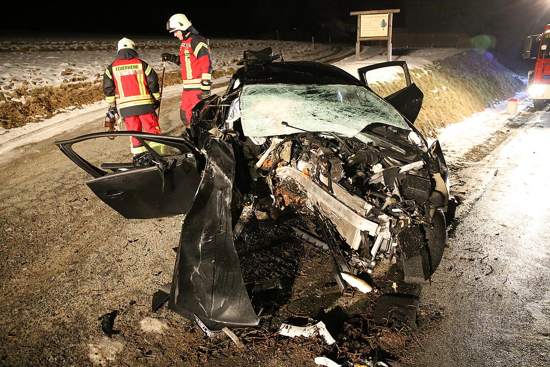 Autofahrerin bei Ahornberg fährt frontal gegen Baum