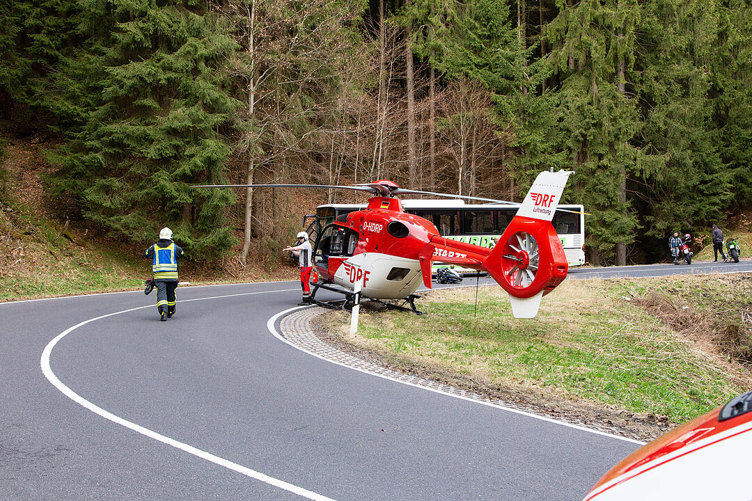 Motorrad kollidiert mit Linienbus: Coburger stirbt bei Unfall in Thüringen
