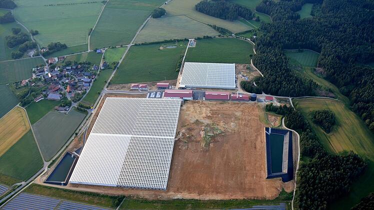 Die Gewächshäuser haben gewaltige Ausmaße. Links oben ist Feulersdorf zu sehen. Foto: Skyventure GmbH