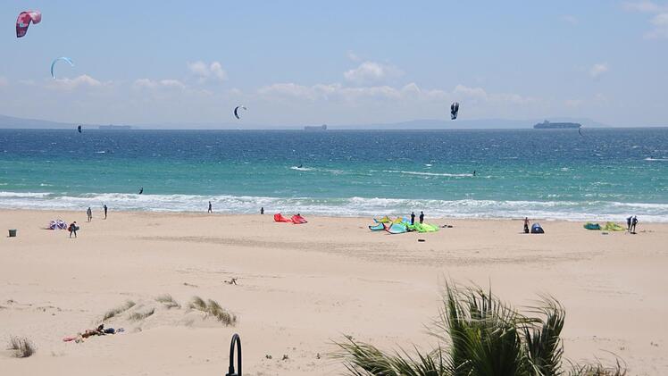 Urlaubsimpression aus Tarifa: Das Paradies der Windsurfer liegt an der engsten Stelle der Straße von Gibraltar, dort, wo alle Schiffe durch müssen. Marokko ist in Sichtweite.Natalie Schalk