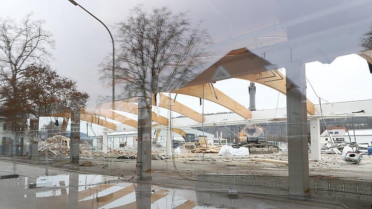 Viel ist vom ehemaligen Hagebaumarkt in der Siechenangerstraße nicht mehr zu sehen. Foto: Marian Hamacher