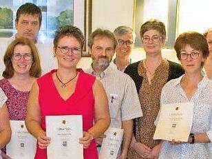 Sie wissen, wie man online Kunden in die Geschäfte vor Ort locken kann. Prof. Dr. Roland Hertrich (rechts) gratuliert den Teilnehmern des Projekts CO:Handeln bei der Urkundenübergabe zu ihrem erfolgreichen Abschluss.  Foto: Stadt Coburg