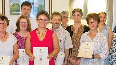 Sie wissen, wie man online Kunden in die Geschäfte vor Ort locken kann. Prof. Dr. Roland Hertrich (rechts) gratuliert den Teilnehmern des Projekts CO:Handeln bei der Urkundenübergabe zu ihrem erfolgreichen Abschluss.  Foto: Stadt Coburg