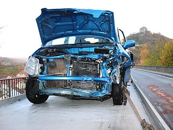 Zwei Fahrzeuge sind am Dienstagmorgen bei Trimberg frontal zusammengestoßen. Foto: Ralf Ruppert