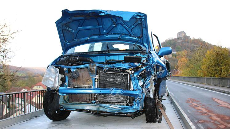 Zwei Fahrzeuge sind am Dienstagmorgen bei Trimberg frontal zusammengestoßen. Foto: Ralf Ruppert