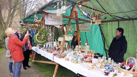 Auch die Lucas-Cranach-Grundschule war mit einem Stand auf dem Vorweihnachtsmarkt vertreten. Foto: Heike Schülein