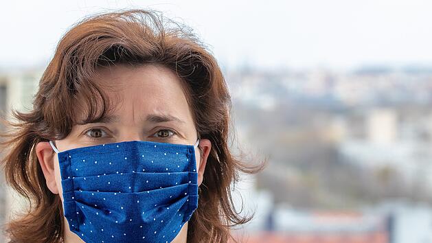 Symbolbild: Frau tr&auml;gt Maske