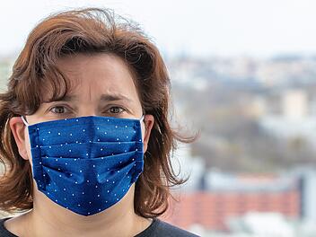 Symbolbild: Frau trägt Maske