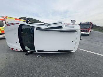 Dacia kippt bei Unfall in Stadtsteinach auf die Seite