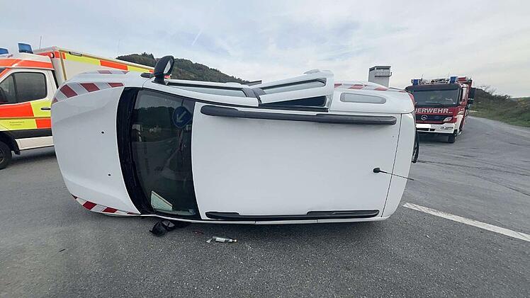 Dacia kippt bei Unfall in Stadtsteinach auf die Seite