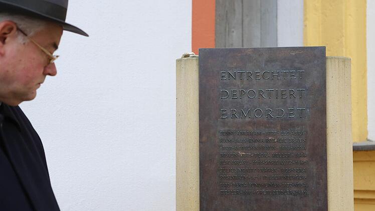 Namen ins Bewusstsein holen: Rolf Kießling vor dem Deportationsdenkmal an der Kapelle St. Gereon.