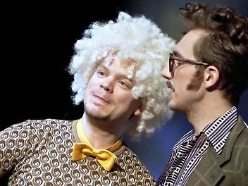 Reichlich schräges Spektakel: Michael Götz (links) und Mathias Renneisen beim "Freistaat Coburg" in der Reithalle.Fotos: Jochen Berger