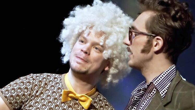 Reichlich schräges Spektakel: Michael Götz (links) und Mathias Renneisen beim "Freistaat Coburg" in der Reithalle.Fotos: Jochen Berger