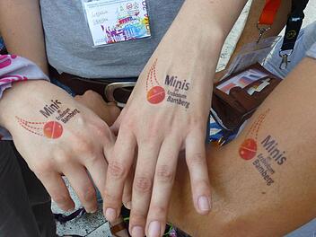 Tattoos als Erkennungszeichen: Minis aus dem Erzbistum Bamberg. Foto: Ann-Kathrin Thönnes