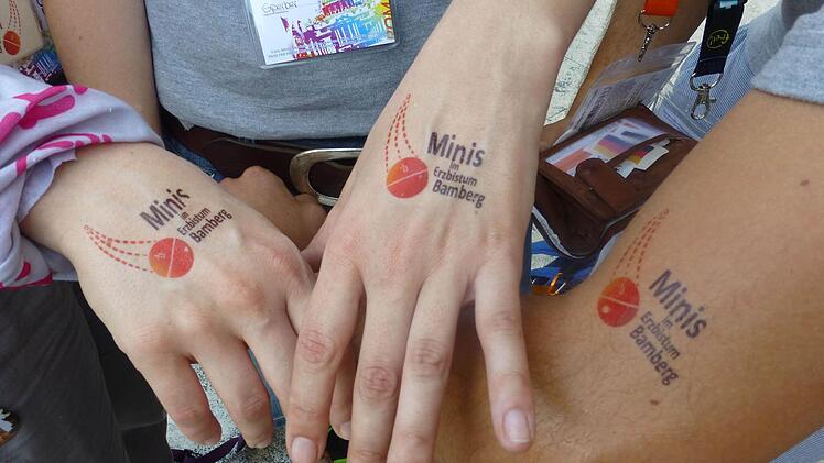 Tattoos als Erkennungszeichen: Minis aus dem Erzbistum Bamberg. Foto: Ann-Kathrin Thönnes