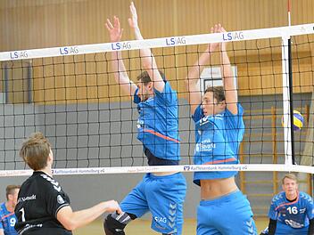 Das vorweggenommene Finale um den Nordbayern-Pokal war das umkämpfte Duell mit dem ASV Neumarkt. Mit dem besseren Ende für die Hammelburger Volleyballer um (von links) Henning Schulte, Felix Bendikowski und Lukas Spachmann. Foto: ssp