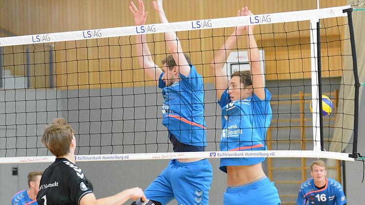 Das vorweggenommene Finale um den Nordbayern-Pokal war das umkämpfte Duell mit dem ASV Neumarkt. Mit dem besseren Ende für die Hammelburger Volleyballer um (von links) Henning Schulte, Felix Bendikowski und Lukas Spachmann. Foto: ssp